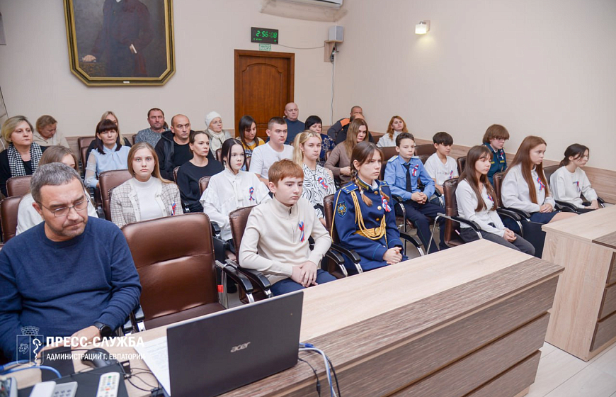 В День Конституции юным евпаторийцам вручили паспорта